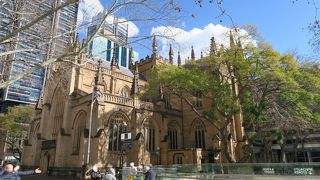 近代的なビルの中を通る！