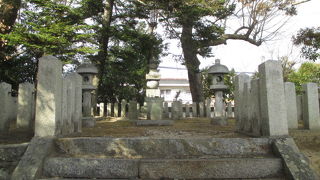 町はずれにあります