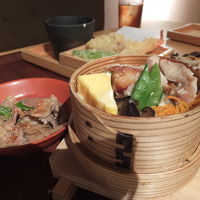 郷土料理のわっぱめし。奥は桜鍋