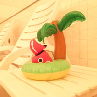 プールサイドには、赤べこ。