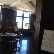 窓の下に東京駅が