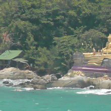 島には仏陀象が見えました　一日一度僧侶が訪れるそうです