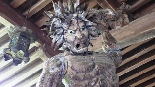 本堂に迫力満点の金剛力士像が鎮座しています。
