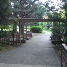 大隈庭園の入口です。広大な庭園は、緑の芝生に囲まれています。