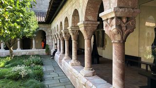 ニューヨークのクロイスターズ美術館は13世紀のヨーロッパの修道院を再現して美術館にしています。