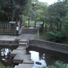 大隈庭園の飛び石と木戸の様子です。大隈会館から芝生へ続きます