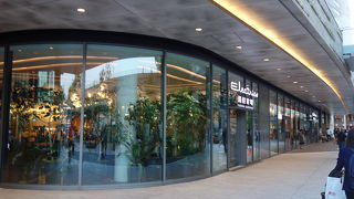 コーヒーを飲みながら本を選べるしあわせ。家電は目立ちませんね。