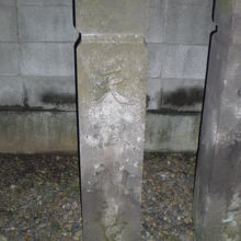 境内の入口付近に、天祖神社との文字が刻された石柱があります。