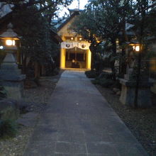 長い石畳の奥に、天祖神社の本社殿が見えます。暮れなずむ時期