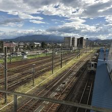 構内跨線橋より、糸魚川方面と春日山城跡