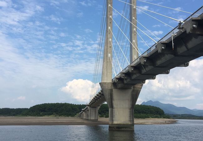 人と自転車の橋