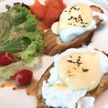 朝食セット。スモークサーモンがあれば何でも満足。