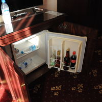 ビール、コーラ、テキーラ等。ミネラルウオーター1本サービス。