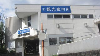 駐輪場の入口にある窓口が観光案内所です