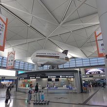 大きな飛行機のアドバルーンが目印