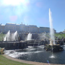 大宮殿とそのすぐ下にある大きな噴水