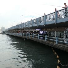 2階建ての橋で、釣り人が多いことでも有名です