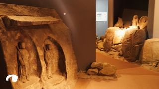 石仏群に隣接した資料館