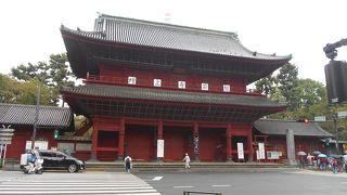 閉門されていると威圧感を感じる大きな山門