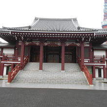 大きな伽藍に挟まれて小さく見える