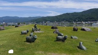 空の広さを感じる開放的な公園