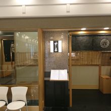 名店の味を気軽に楽しめる店