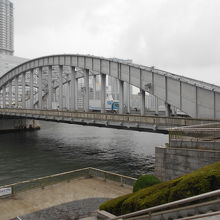 築地方向から，隅田川を眺めながら・・・