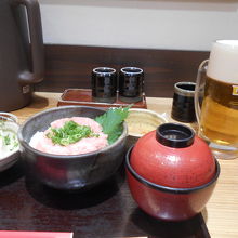 マグロ丼は結構人気メニューみたいです。