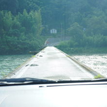 車で渡ると道幅いっぱい！