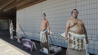 横綱の等身大パネルは格好の撮影ポイントです