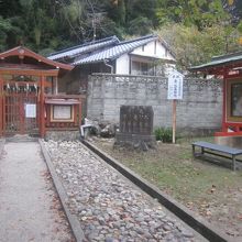 水場のある祠に続く道の様子