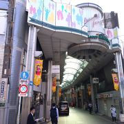 大山駅から川越街道まで続く素晴らしい昭和風の活気あるアーケード商店街