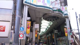 大山駅から川越街道まで続く素晴らしい昭和風の活気あるアーケード商店街