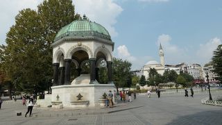 オベリスクのある広場にあるドイツの泉