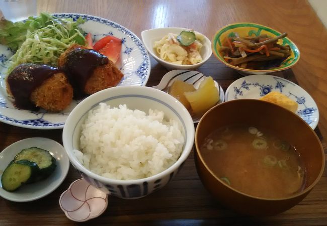 ランチも楽しめる本格派カフェ