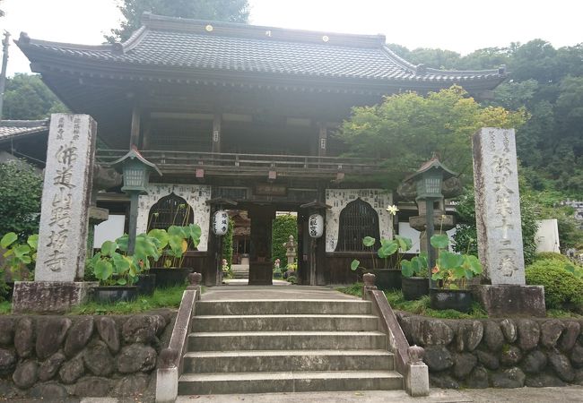 山を背負う静かな寺院