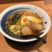 新橋駅東の地下街にあるラーメン屋