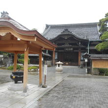 さほど広くない境内は、参拝客が多い。