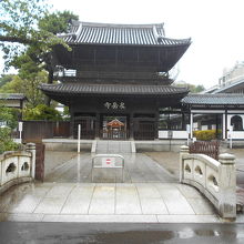 本堂まで見通せる由緒ある門