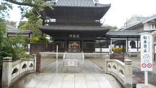 泉岳寺駅から泉岳寺に向けて登っていくと、境内入口にある。