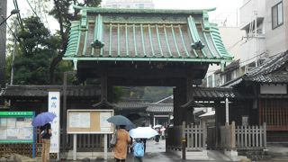 参拝客が多いわりに入口の中門はこじんまりとしている。