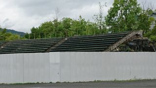 スタンドの一部だけが残る