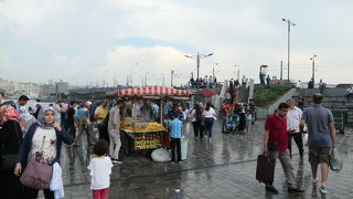 観光客、地元の人で賑わっているエミノニュ広場