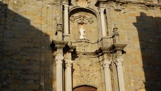 内部は荘厳な雰囲気