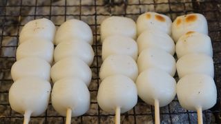 新潟コシヒカリ100％のモチモチだんごに、少し甘さが仕込まれて上品な味わい