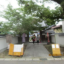 「如意輪寺」の山門