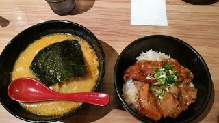 味噌ラーメンも豚丼も食べられるハーフ&ハーフ