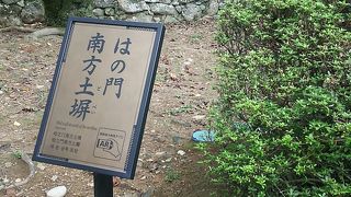 続く土塀
