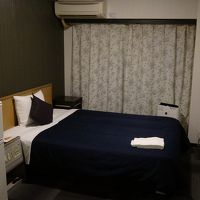 お部屋はワンルームでベッドは大きい。