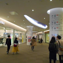 アクアシティよりも洗練されたつくりが特徴的。